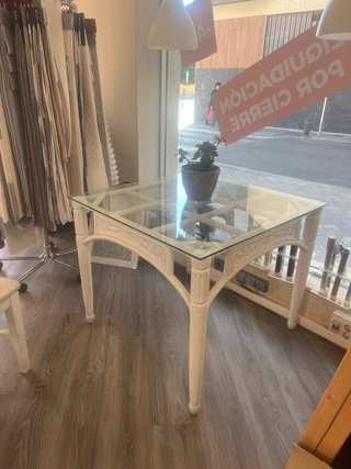 Mesa auxiliar mimbre blanco tapa cristal
