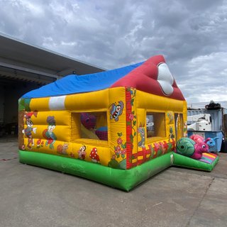 Castillo hinchable infantil con tobogán