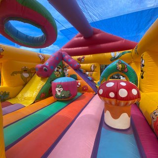 Castillo hinchable infantil con tobogán