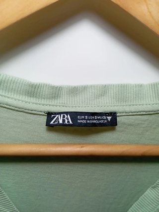 Top sin mangas Zara verde Talla S