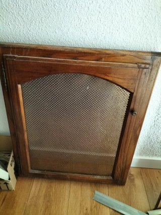 Puerta de madera con rejilla