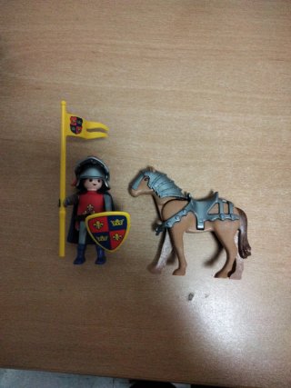 Caballero Playmobil con caballo y escudo