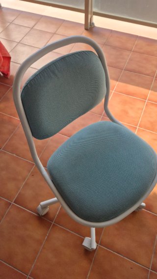 Silla de escritorio infantil Ikea azul y blanca