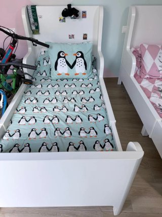 Cama infantil blanca con ropa de cama