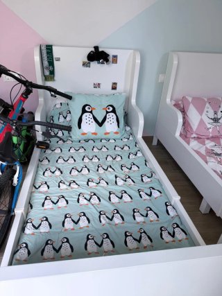 Cama infantil blanca con ropa de cama