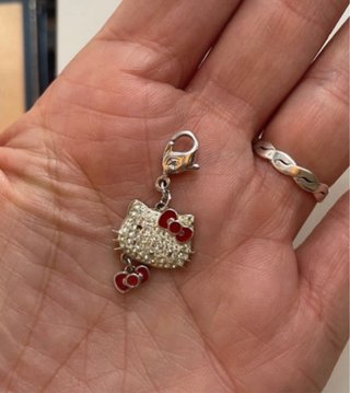 Colgante Hello Kitty con Brillantes y Lazos Rojos