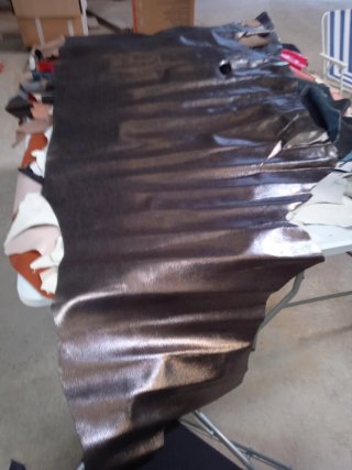 Piel imitación reptil gris oscuro brillan 25€.
