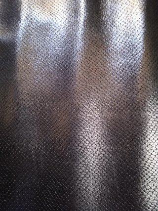 Piel imitación reptil gris oscuro brillan 25€.