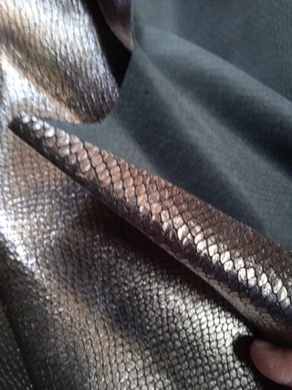 Piel imitación reptil gris oscuro brillan 25€.