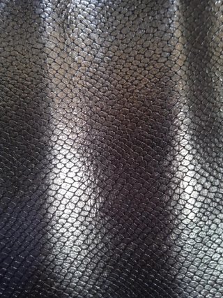 Piel imitación reptil gris oscuro brillan 25€.