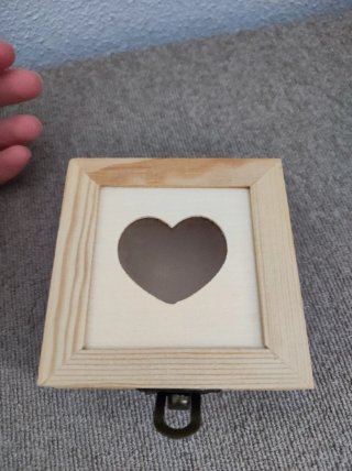 Caja de madera pequeña con corazón