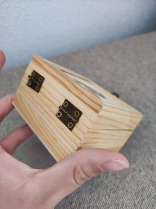 Caja de madera pequeña con corazón