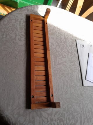 Estantería de madera marrón