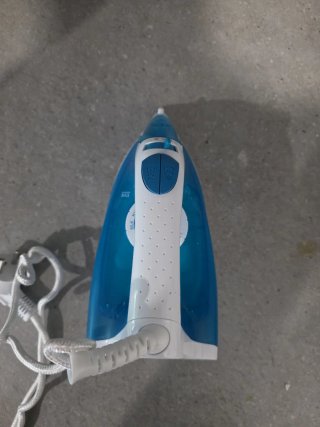 Plancha de ropa azul y blanca