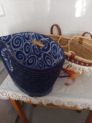 Cestas de playa beige y azul