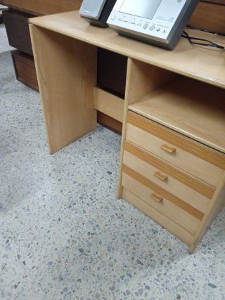 Escritorio de madera con cajones