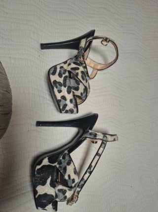 Zapatos de tacón estampado animal