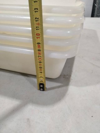 Set di vassoi in plastica per alimenti bianchi