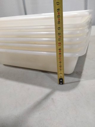 Set di vassoi in plastica per alimenti bianchi