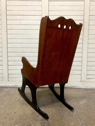 Mecedora antigua de madera