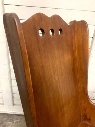 Mecedora antigua de madera
