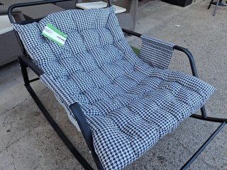 Tumbona mecedora con cojín estampado