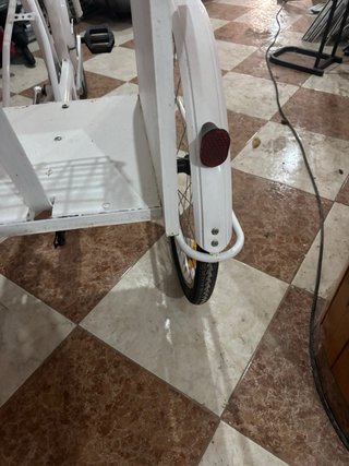 Triciclo blanco con cesta francés