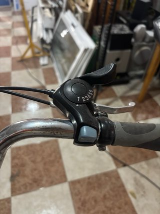 Triciclo blanco con cesta francés