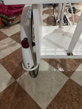 Triciclo blanco con cesta francés