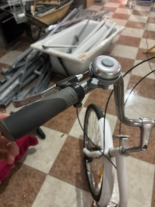 Triciclo blanco con cesta francés