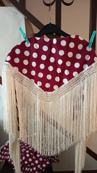 Falda flamenca y mantoncillo lunares