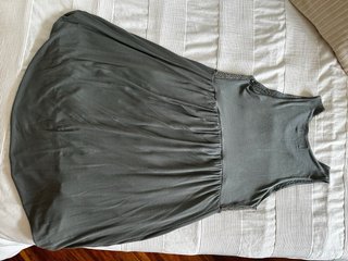 Vestido corto gris parte sup brillante sin mangas