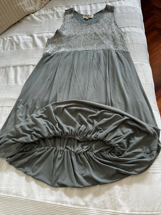 Vestido corto gris parte sup brillante sin mangas