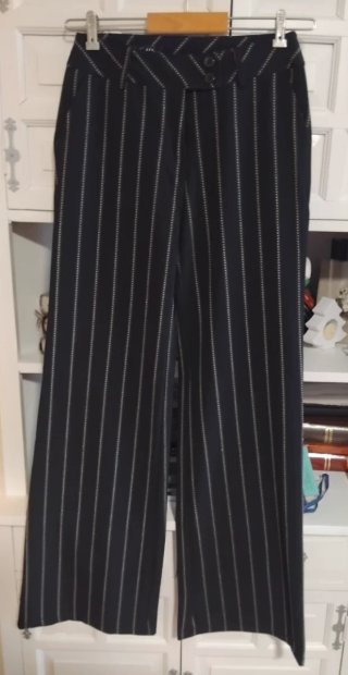 Pantalón de vestir negro con rayas. Pata Ancha