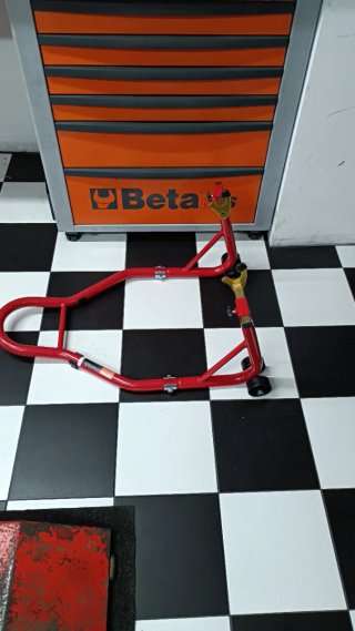 Caballete trasero moto rojo
