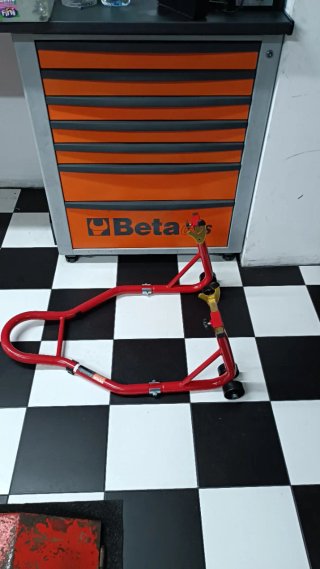 Caballete trasero moto rojo