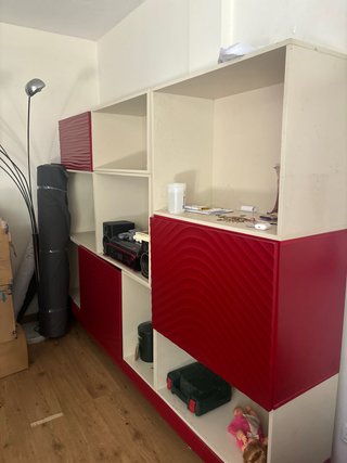 Librería lacada beige y roja