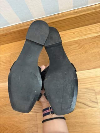 Sandalias negras efecto piel serpiente