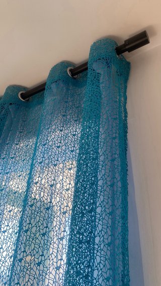 Cortinas y visillo de Gato Preto, azules.