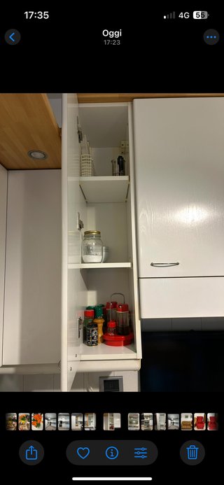 Cucina angolare bianca e legno