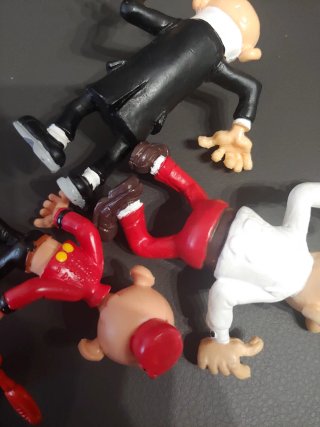 Figuras pvc Mortadelo Filemón y botones Sacarino