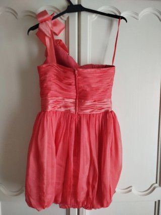 Vestido coral asimétrico con lazo