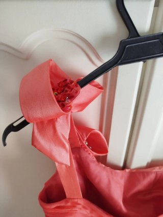 Vestido coral asimétrico con lazo
