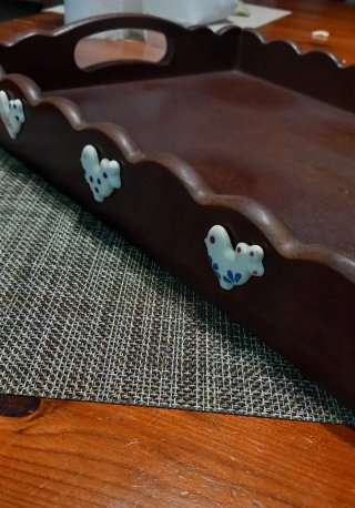 Vassoio in legno scuro con decorazioni