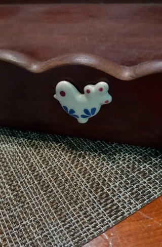 Vassoio in legno scuro con decorazioni