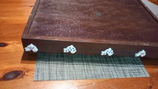 Vassoio in legno scuro con decorazioni