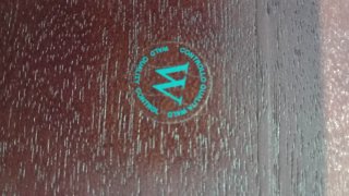 Vassoio in legno scuro con decorazioni