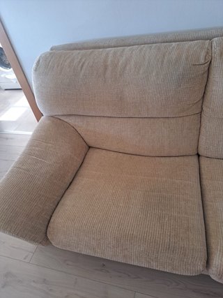 Sofá de tela beige