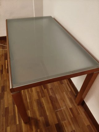 Mesa de comedor de madera y cristal