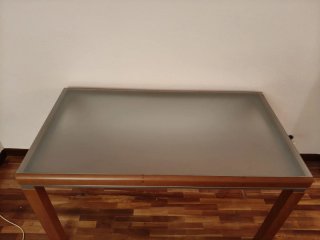 Mesa de comedor de madera y cristal